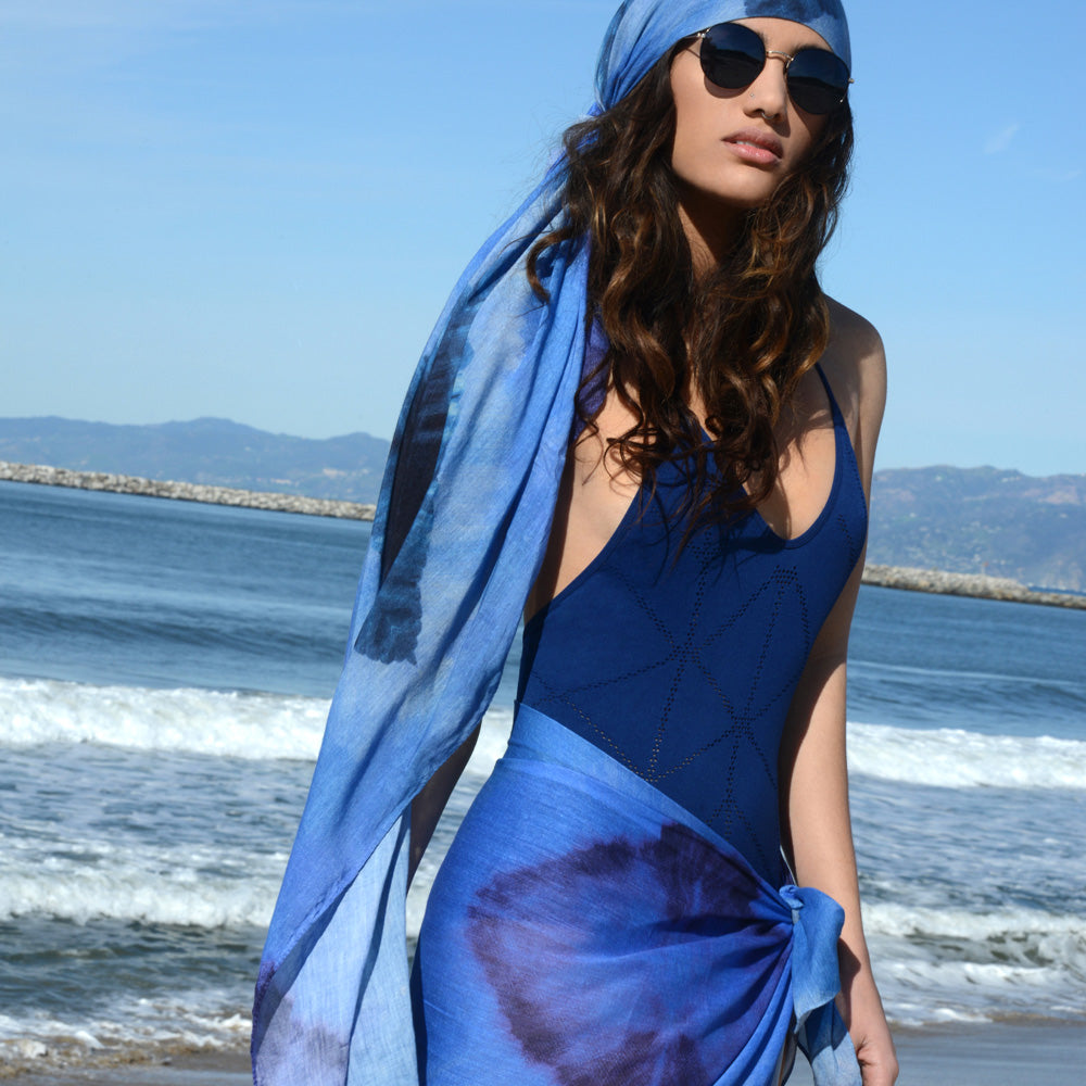 Scarves on beaches:learn how to tie them